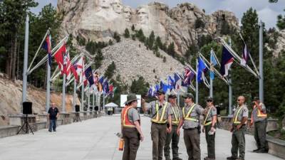 Algunos estadounidenses se dispusieron a viajar para la celebración, donde ayer el presidente Donald Trump discursó en el monumento nacional Mount Rushmore y se iluminó con un espectáculo de fuegos artificiales.