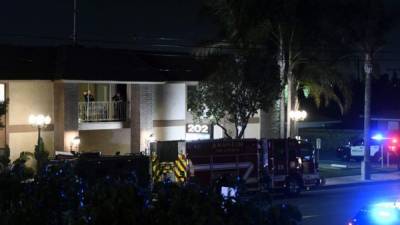 Los oficiales de policía se paran afuera del edificio de oficinas donde varias personas murieron durante tiroteo. Foto AFP