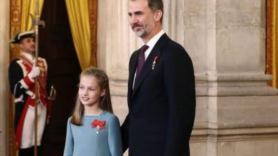 El rey Felipe condecoró a su hija Leonor con el Toisón de Oro, máxima condecoración española.// Foto EFE.