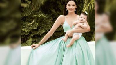 Así de bellas posaron Natalia Jiménez y su pequeña Alessandra para la revista “Hola USA”.