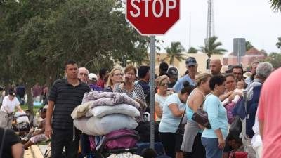 La gente espera en la cola para entrar en el Germain Arena que está sirviendo como refugio del huracán Irma. Foto: AFP