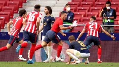 La plantilla del Atlético de Madrid festejó a lo grande el gol de Luis Suárez. Foto EFE.