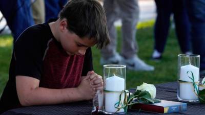 Entre velas, oraciones y lágrimas, alumnos y familiares recordaron ayer a las víctimas del tiroteo en escuela de Texas.