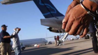 En aviones del Servicio de Inmigración de los Estados Unidos, que aterrizaron en la norteña San Pedro Sula, llegaron este miércoles 303 hondureños. Foto de archivo.