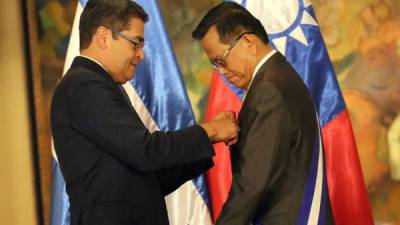 El presidente Juan Orlando Hernández condecoró con la banda de distinción honorífica al embajador de Taiwán, Joseph Kuo.