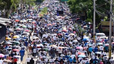 Los nacionalistas marchando de forma pacífica este domingo.