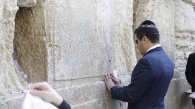 El presidente de Honduras en el Muro de los Lamentos en Jerusalén.