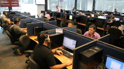 En la imagen de archivo varios empleados de una empresa de call centers, mientras laboran en las instalaciones ubicadas en San Pedro Sula.