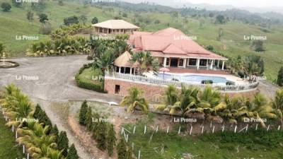 La lujosa residencia del excalde quedó vacía al igual que la hacienda que la rodea.