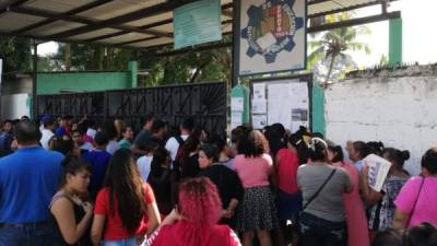 Portones del Primero de Mayo fueron quebrados por padres de familia.