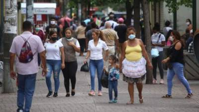 Ciudadanos transitan por una calle peatonal del centro de Tegucigalpa. Foto: Andro Rodríguez.