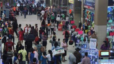 Las tiendas en la terminal ya han puesto atractivas ofertas para atraer a los clientes. Foto: Cristina Santos.