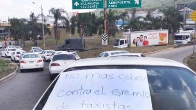 Los taxistas colocaron rótulos en sus vehículos esperando sean atendidos por las autoridades de vialidad y transporte.