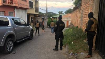 Agentes de la Fnamp resguardando una vivienda.