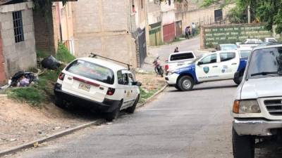 El cuerpo del taxista quedó en el interior de su vehículo.