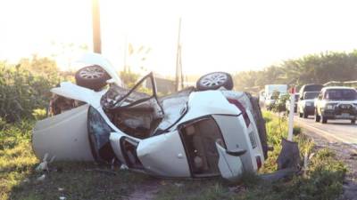 Uno de los vehículos volcó y quedó a un lado de la carretera. Quedó prácticamente destruido.