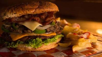 El sabor caribeño de La Ceiba se hace sentir en las deliciosas hamburguesas.