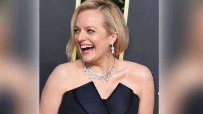 La actriz Elisabeth Moss a su llegada a la alfombra roja de los Globos de Oro. Foto: AFP