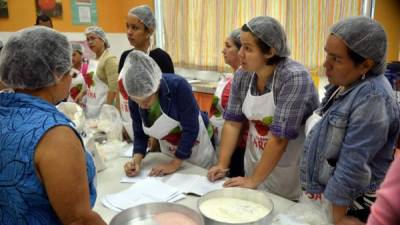 Los hombres y mujeres que reciben los cursos en el centro de capacitación.