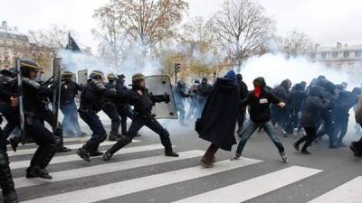 Los manifestantes atravesaron un cordón de seguridad de la Policía de Francia.