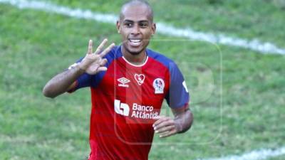 Eddie Hernández celebra su tercer gol en el campo de Marathón y Olimpia selló su boleto como líder del grupo B. Foto Neptalí Romero.