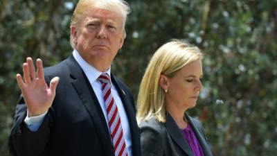 El presidente Trump junto con Kirstjen Nielsen.