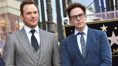 El director James Gunn (d) junto al actor Chris Pratt (i).