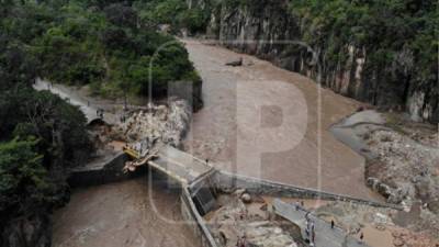 Una de las carreteras dañadas en el occidente del país a raíz de las fuertes lluvias que produjo Iota.