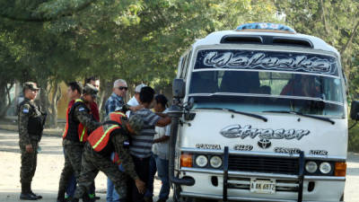 Registros a buses, vehículos y personas realiza la Policía Militar.