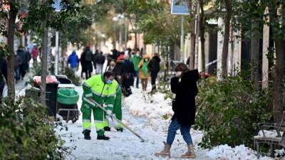 Un trabajador municipal retira la nieve después de una fuerte nevada en Madrid. Foto AFP