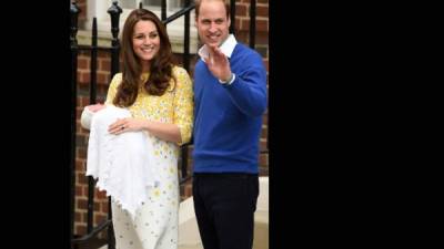 Los duques de Cambridge junto a su bebé la princesa Charlotte de Cambridge.