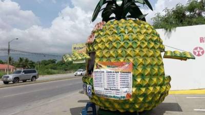 El negocio de Adela es una piña gigante que llama la atención de quienes circulan por la 27 calle.