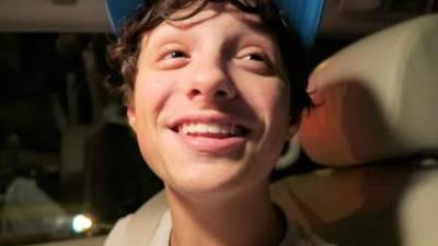 Una captura del último video de Caleb Bratayley.