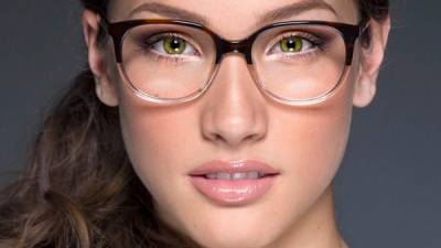 Muchas mujeres utilizan lentes o anteojos y se maquillan como si no los llevaran puestos. Esto es un error, el tipo de marco, grosor y hasta la forma de la cara deben ser tomados en cuenta. Te explicamos aquí cómo:
