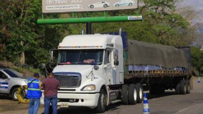 El transpote de carga está transitando libremente por las ciudades con toque de queda.