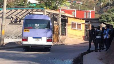 Luego que las personas dentro del bus fueron atacadas este caminó unos metros y se detuvo en la mediana de la calle.