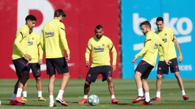 Varios jugadores del FC Barcelona durante un entrenamiento del equipo azulgrana, este lunes en la Ciudad Deportiva Joan Gamper.