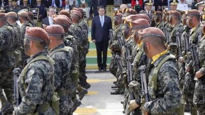 El presidente Hernández encabezó ayer ceremonia, en la que hubo un desfile militar en el Campo de Parada Marte.