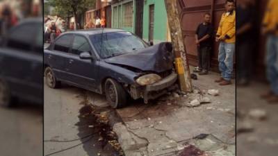 El vehículo provocó daños en el tendido eléctrico de ese sector.