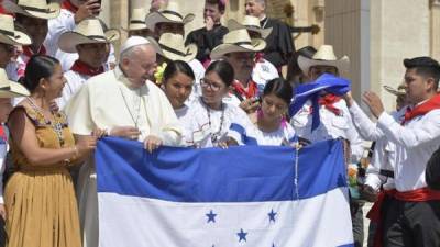 Momento en el que el Papa Francisco se tomaba fotografías con integrantes de la Banda Juvenil 504.