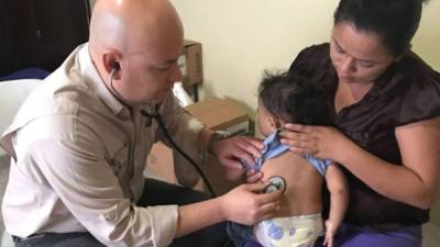 Santos Cruz y sus colegas ofrecen consultas y medicinas gratis cuando visitan los municipios.