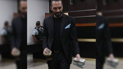 El joven presidente electo llegó con el dinero en efectivo para pagar lo pactado.