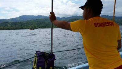 Dos equipos de voluntarios buscan al pescador.