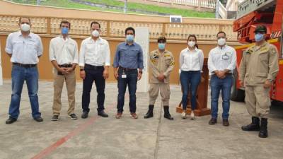 Ejecutivos de Inversiones La Paz durante la entrega del donativo al Cuerpo de Bomberos.