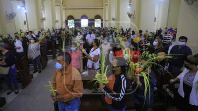 Católicos llegaron a los templos para conmemorar el Domingo de Ramos tras dos años de ausencia por la pandemia.