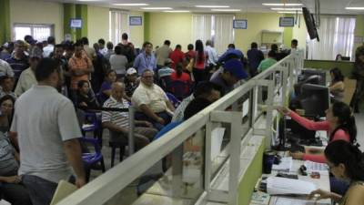 El cierre de la DEI dejará miles de desempleados. Ayer pintaban la fachada de la institución como parte de los cambios.