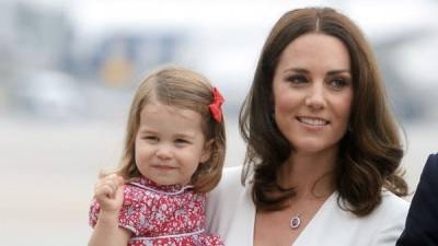 La princesa Charlotte y su madre, Kate Middleton, duquesa de Cambridge.// Foto archivo.