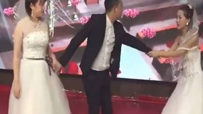 Momentos tensos se vivieron en una boda en China, cuando una mujer irrumpió en medio de la ceremonia vestida de novia para rogarle su ex enamorado que volviera con ella sin la más mínima vergüenza. Foto: captura de Video del diario MailOnline)