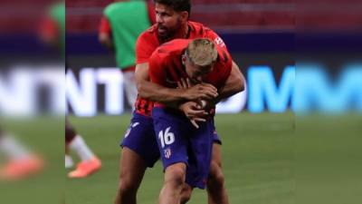 Los jugadores del Atlético de Madrid, el hispano brasileño Diego Costa (i) y el mexicano Hector Herrera, durante el calentamiento previo a un partido.