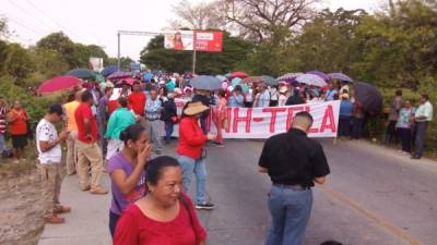 Maestros en Tela bloquearon la carretera entre Tela y El Progreso.